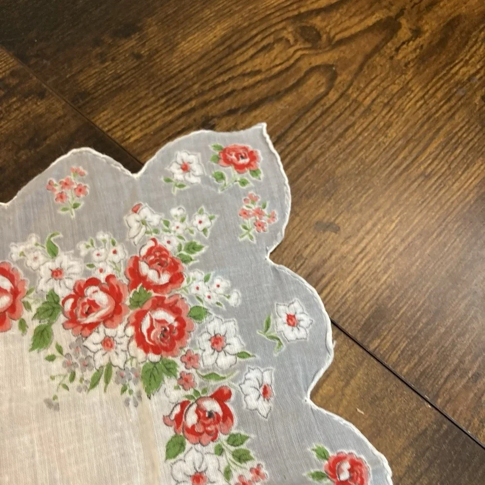 Vintage Floral Handkerchief‎ Scalloped Edge Red Roses Cottagecore Linen 12